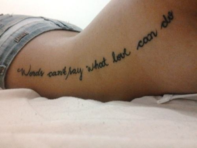 Featured image of post Tatuagem Feminina Frases Na Perna Venha ver nossa sele o e al m de tatuar aproveite para pinar suas fotos favoritas