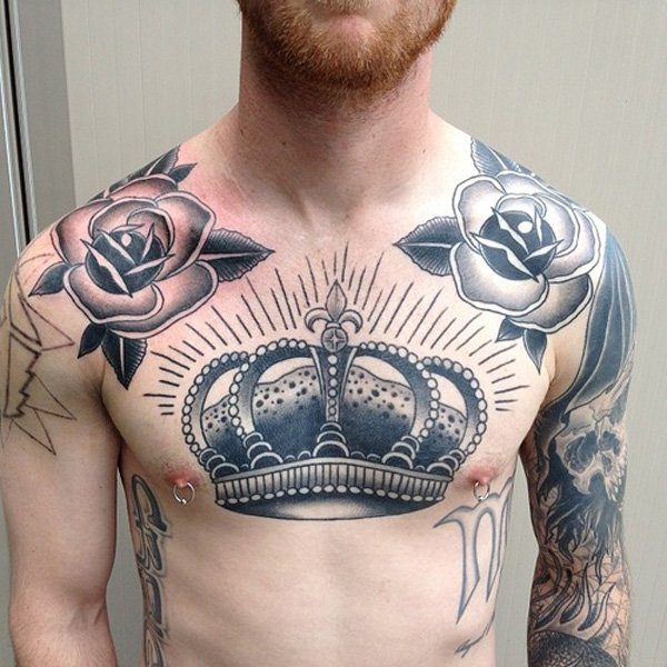 Tatuagem de coroa no peito
