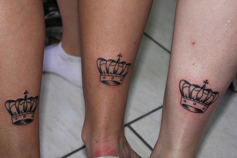 Tatuagem de coroa na perna