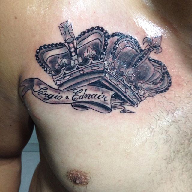 Tatuagem coroa no peito