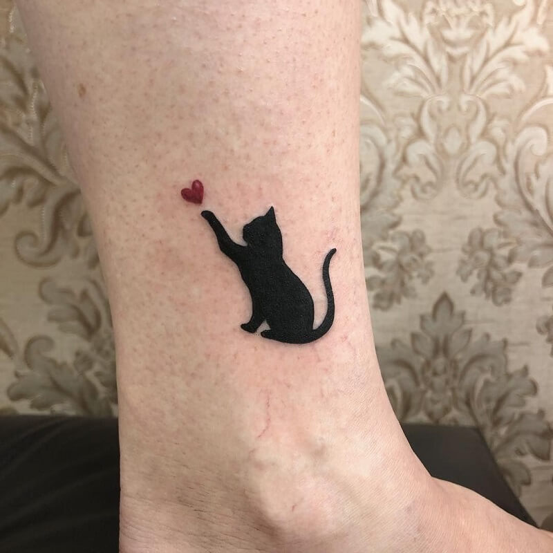 Featured image of post Tatuagem De Gato Preto Grande O min sculo gato ficar ador vel no pulso e atr s da orelha enquanto a grande e realista tatuagem de gato pode ser aplicada no bra o nas costas