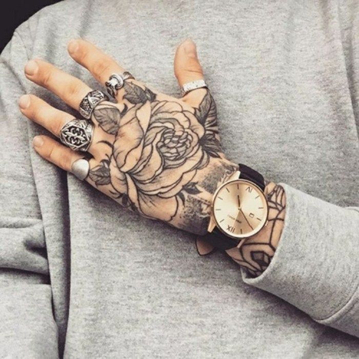 tatuagem flor na mão masculina